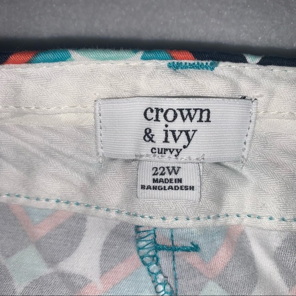 Crown & Ivy Curvy Geometric Mid Rise Shorts Navy/Coral/Teal Size 22W - Picture 6 of 7